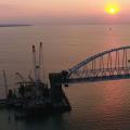 Arcul de cale ferată a podului spre Crimeea este fixat pe suporturile căii de rulare.De ce arcuri pe poduri